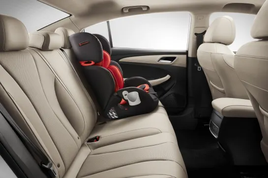 mg5_me_15l_cvt_del_beige_interior_rear_seats_with_child_lock_isofix
